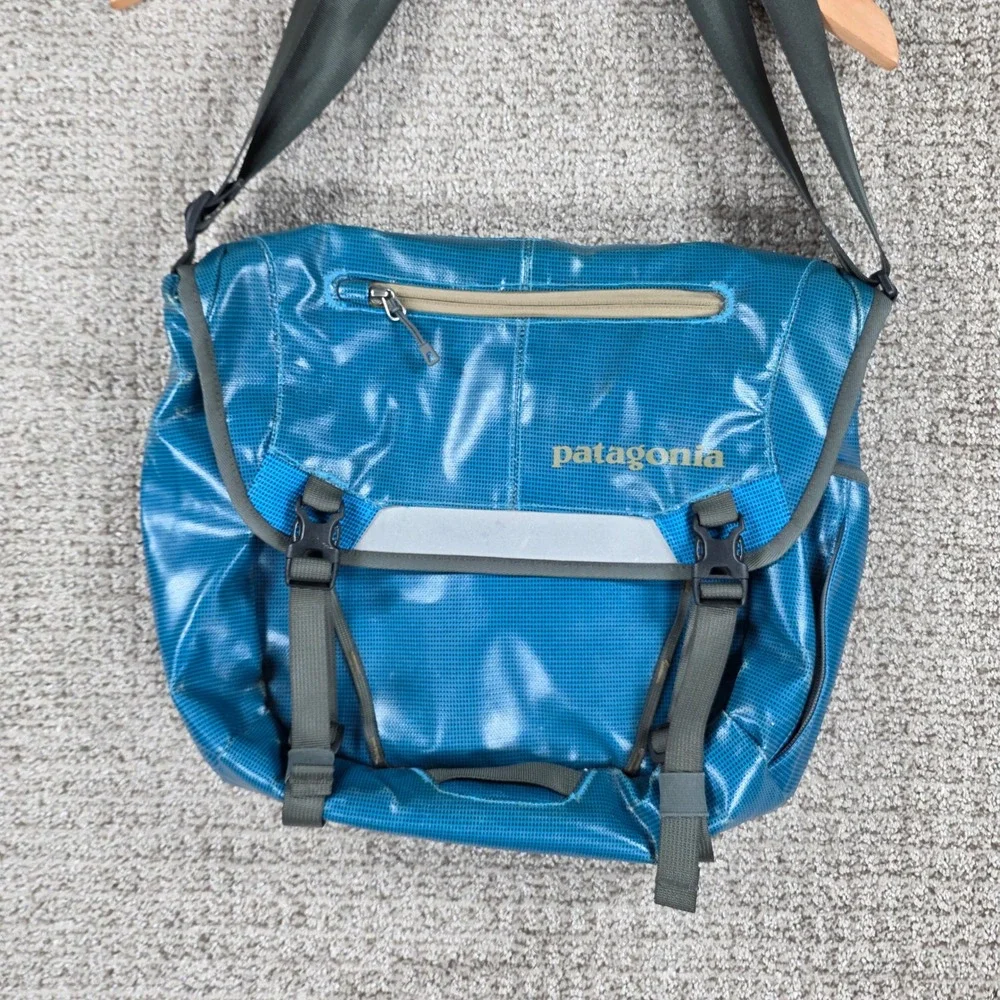 Patagonia Black Hole Messenger Bag 12L Blue Laminate Laptop Shoulder Bag